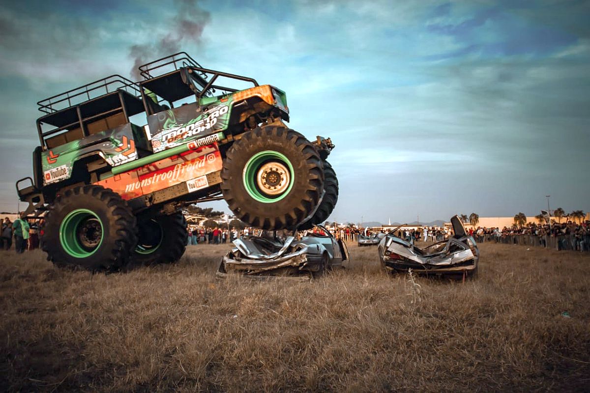 Caminhonete com rodas gigantes esmaga carros