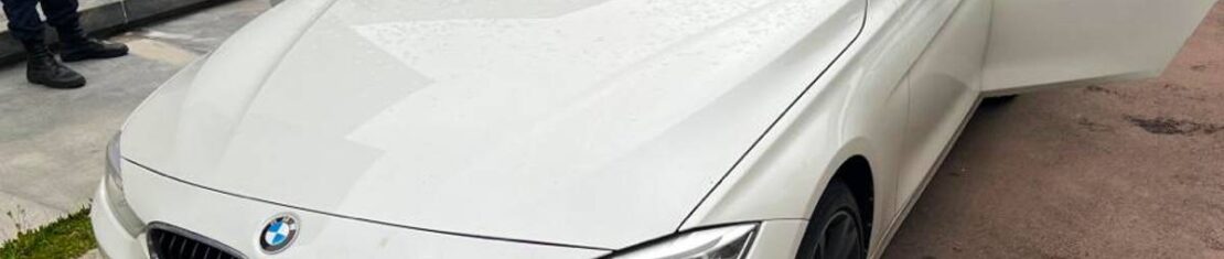 Imagem mostra uma BMW apreendida na operação da Polícia Federal em Curitiba