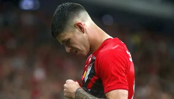 Zapelli soma 900 dias sem gol no Brasileirão e vive pior fase no Athletico