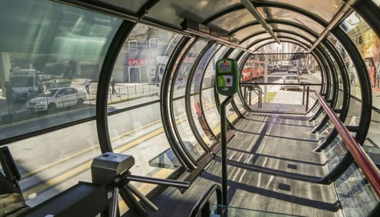 Imagem mostra o atual modelo de estação0tubo de Curitiba