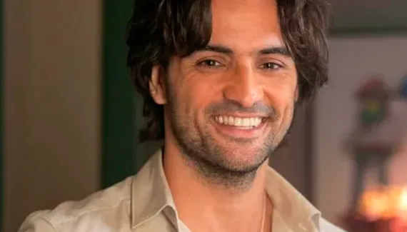 Artur faz menção de ir atrás de Zélia