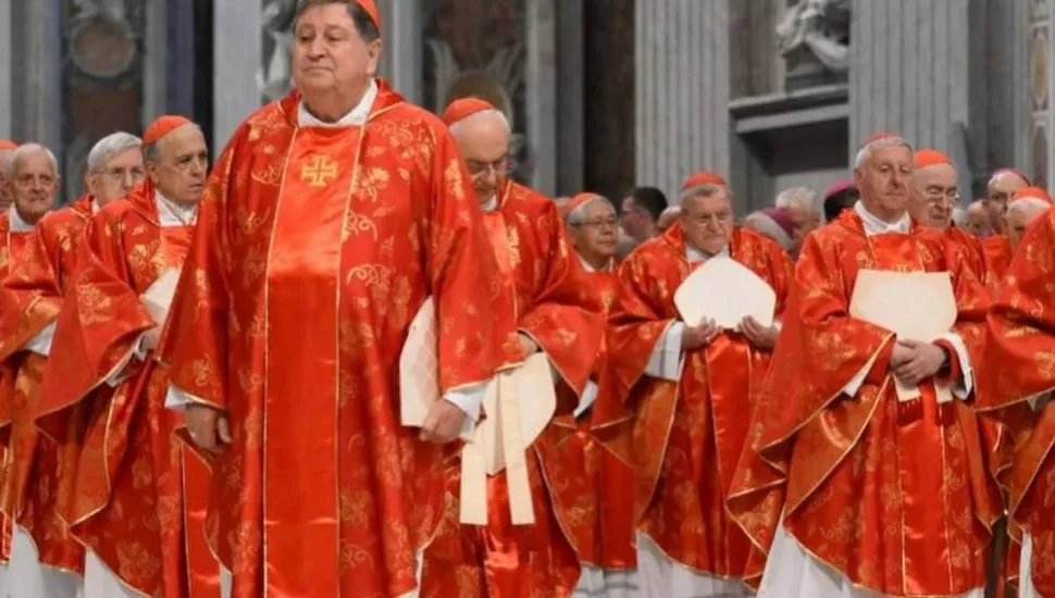 Imagem mostra cardeais a caminho do conclave, na Capela Sistina.