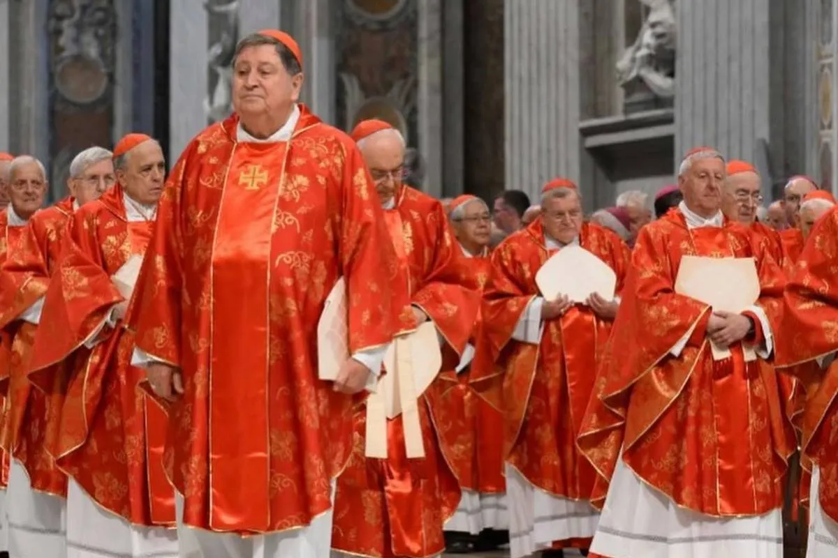 Imagem mostra cardeais a caminho do conclave, na Capela Sistina.