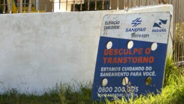 Imagem mostra uma placa de obra da Sanepar em Curitiba