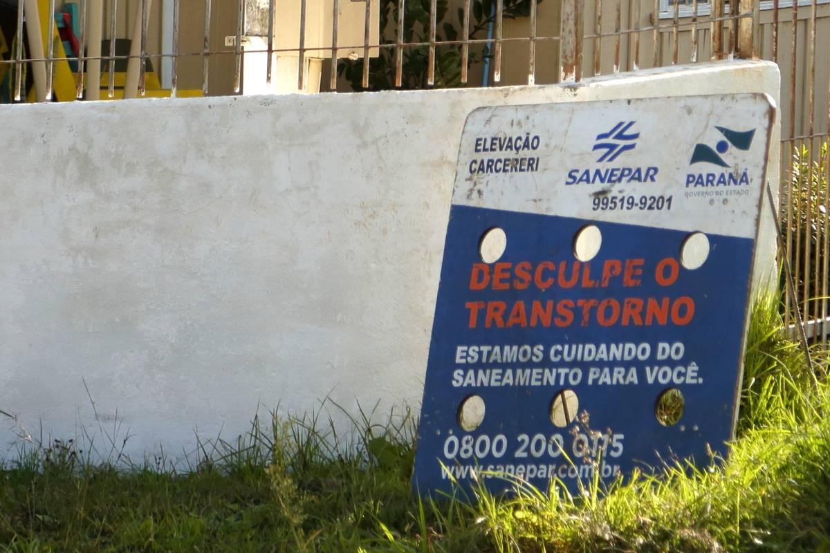 Imagem mostra uma placa de obra da Sanepar em Curitiba