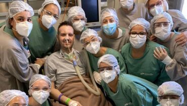 Paciente cercado por dezenas de enfermeiras que ajudaram no tratamento