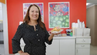 Essa mulher é responsável  pelo sorvete de frutas mais consagrado de Curitiba