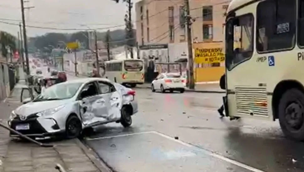 Toyota Yaris ficou destruído após o impacto. Por sorte ninguém se feriu.