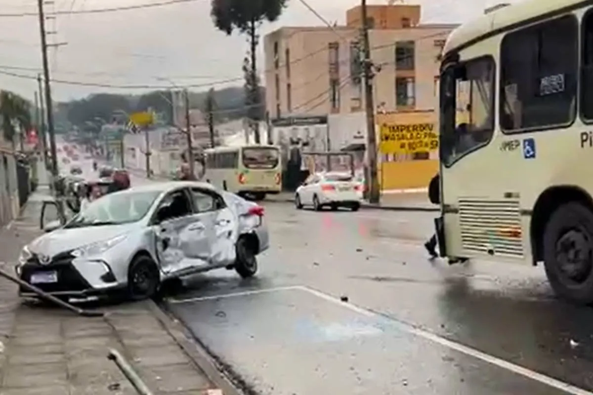 Toyota Yaris ficou destruído após o impacto. Por sorte ninguém se feriu.