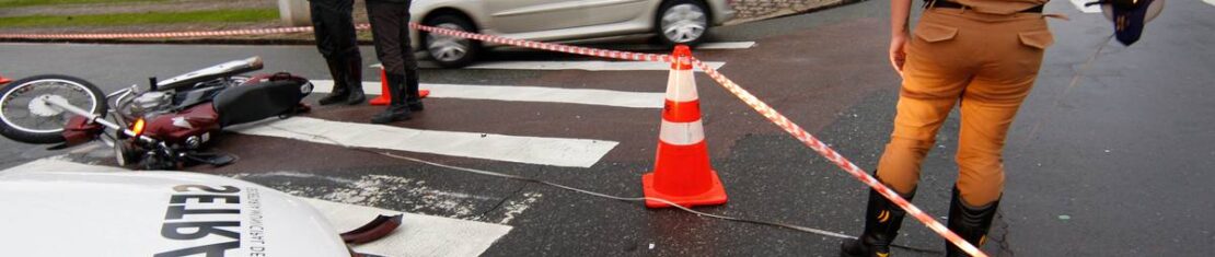 Imagem mostra a Polícia Militar e a Setran de Curitiba atendendo um acidente fatal envolvendo um motociclista em Curitiba