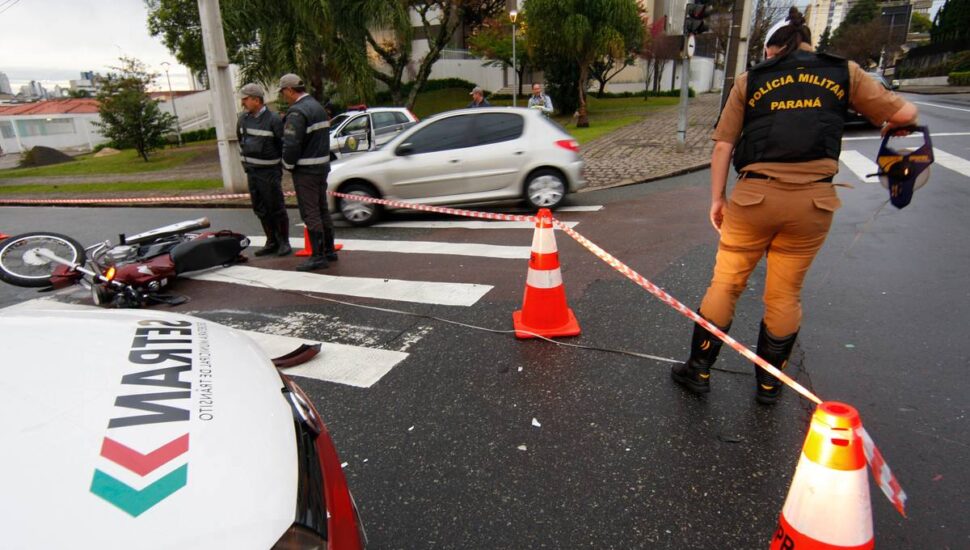 Imagem mostra a Polícia Militar e a Setran de Curitiba atendendo um acidente fatal envolvendo um motociclista em Curitiba