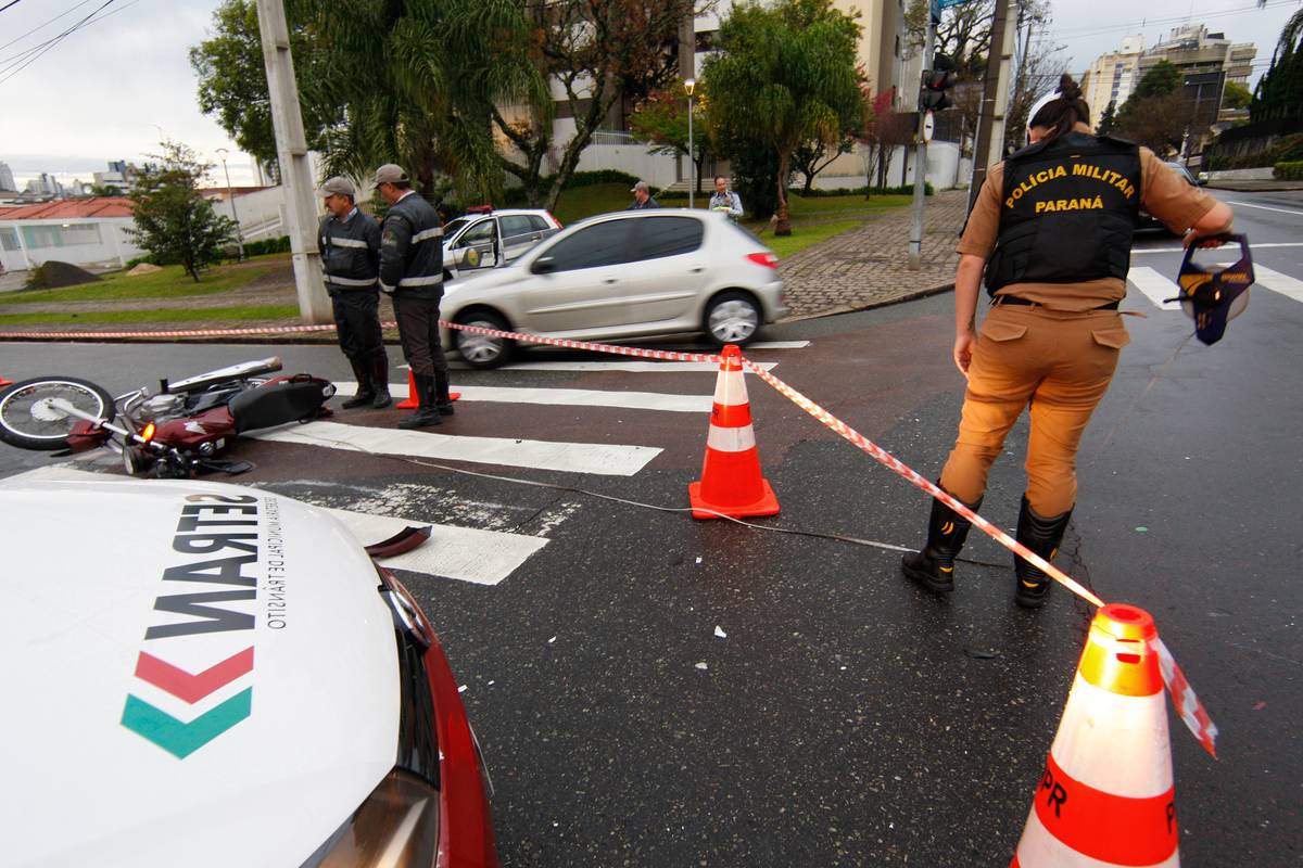 Imagem mostra a Polícia Militar e a Setran de Curitiba atendendo um acidente fatal envolvendo um motociclista em Curitiba