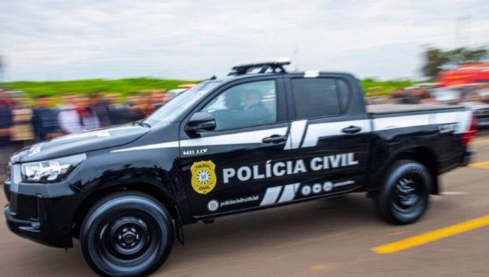 Imagem mostra uma viatura da Polícia Civil do Rio Grande do Sul, que investiga o caro do pai que jogou a filha bebê pela janela em Caxias do Sul.