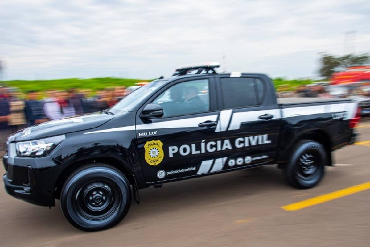 Imagem mostra uma viatura da Polícia Civil do Rio Grande do Sul, que investiga o caro do pai que jogou a filha bebê pela janela em Caxias do Sul.