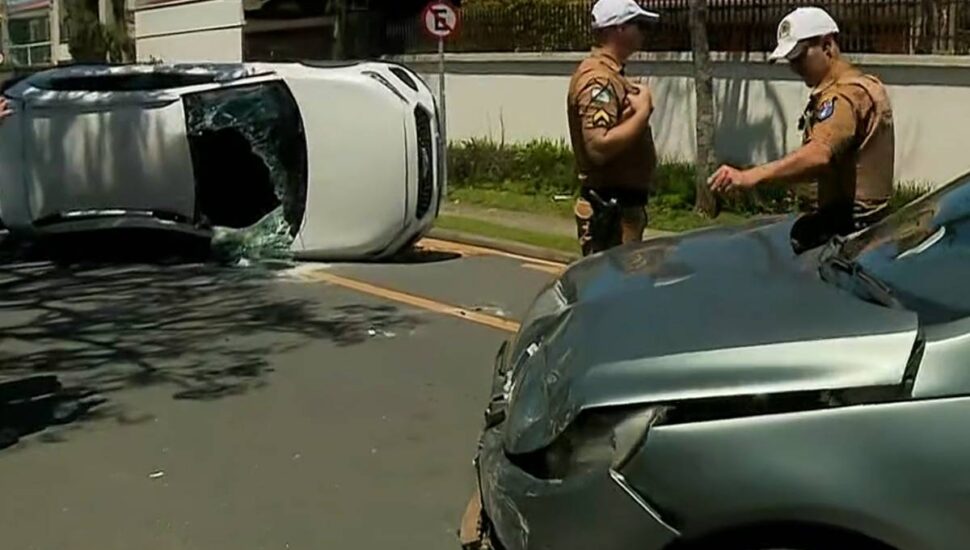 Imagem mostra os carros acidentados em Curitiba em uma esquina do bairro Cajuru.