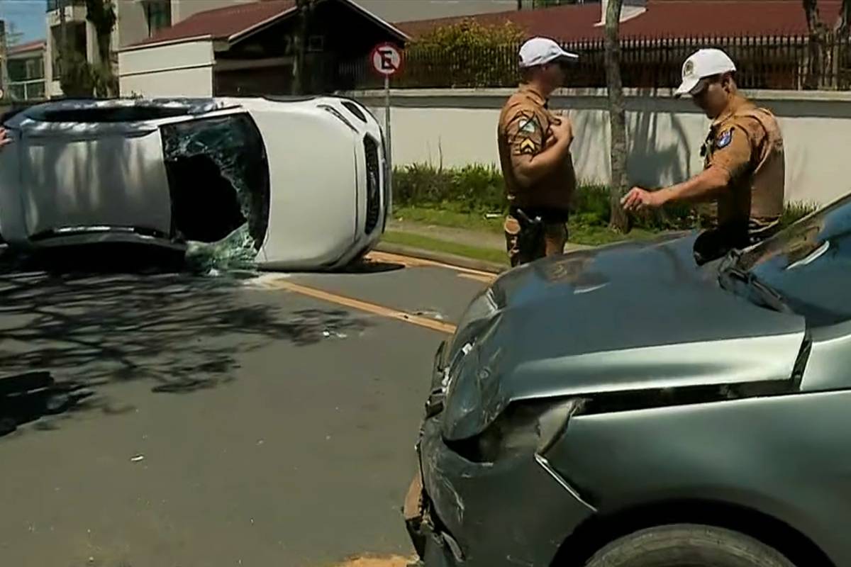 Imagem mostra os carros acidentados em Curitiba em uma esquina do bairro Cajuru.