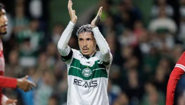 Josué, meia do Coritiba, vence prêmio importante da Série B