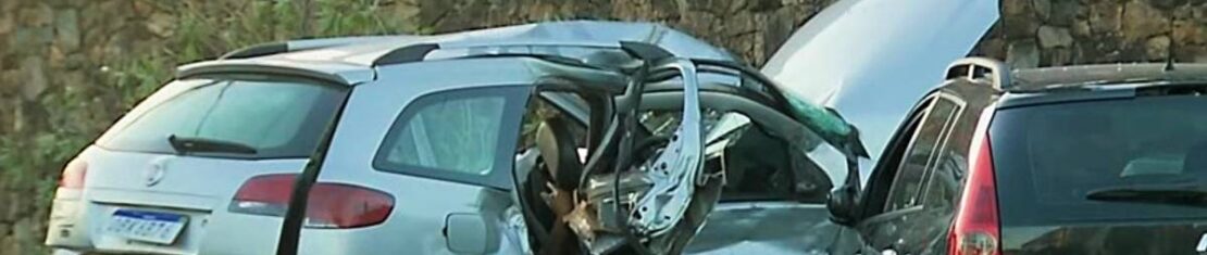 Imagem mostra os veículos envolvidos em um grave acidente em Curitiba. Duas pessoas morreram.