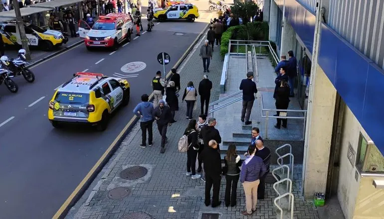 Polícia Civil procura por autor dos disparos na Praça Carlos Gomes
