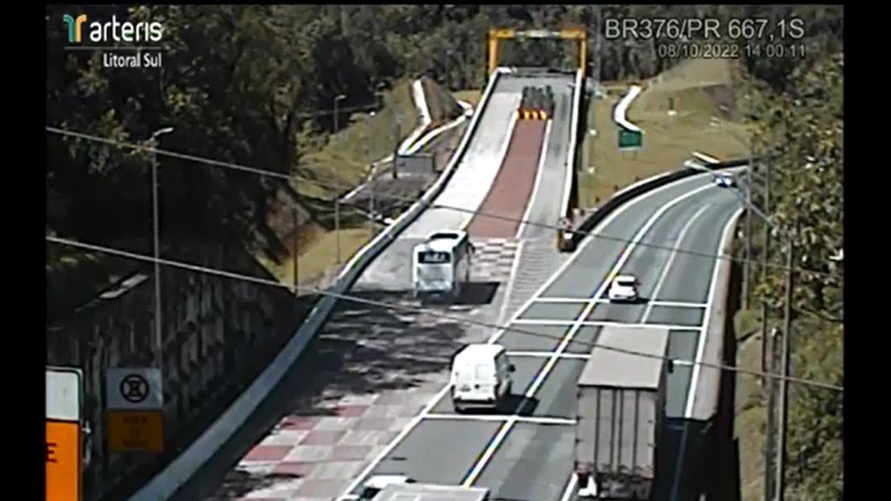 Área de escape usada por ônibus na BR-376, em Guaratuba.