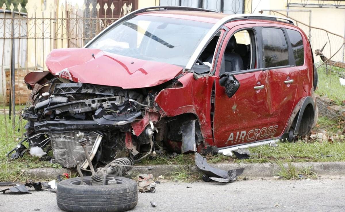 Carro com a frente destruída após batida