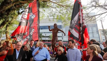 Estátua de Sicupira é inaugurada em Praça do Athletico; veja fotos