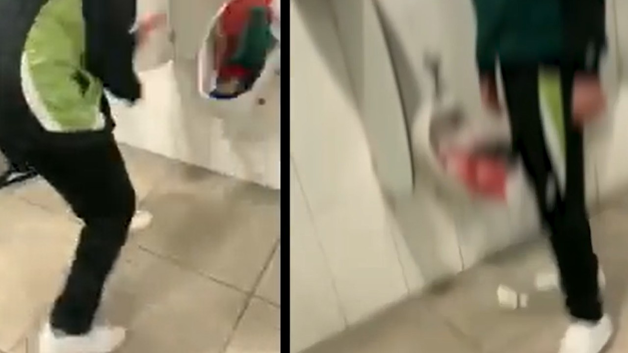 estudante urina em bandeira