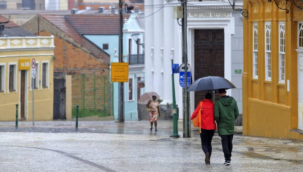 Imagem mostra o Largo da Ordem, em Curitiba, com chuva.
