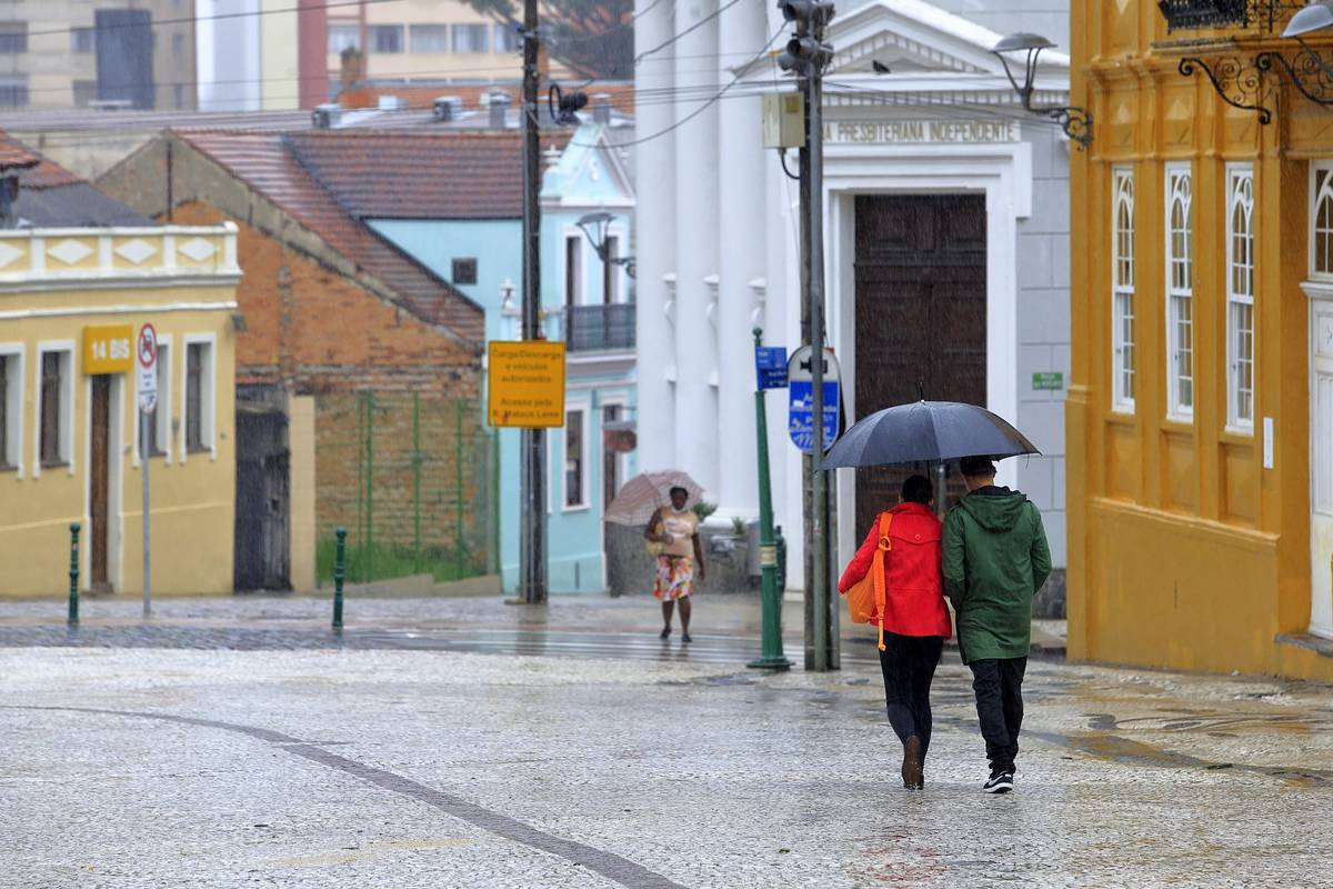 Imagem mostra o Largo da Ordem, em Curitiba, com chuva.