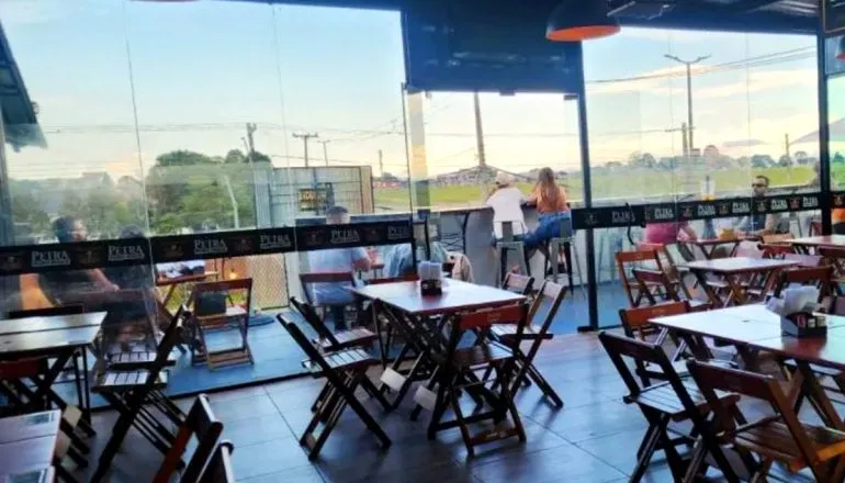 Entre turbinas e sonhos, o bar onde a imaginação decola em São José dos Pinhais