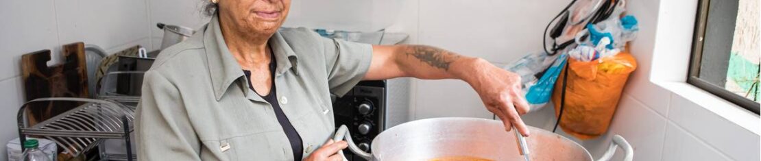 Imagem mostra Jocelia, que passou de catadora de recicláveis a empreendedora.