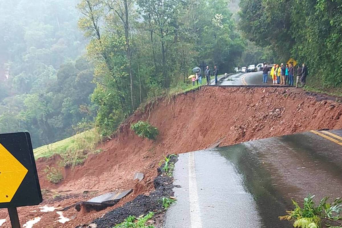 Imagem mostra Chuvas que atingiram o Paraná provocam deslizamento na PR-182 e exigem cautela de motoristas nas rodovias da região.