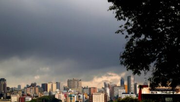 Imagem mostra Curitiba com tempo fechado e risco de temporal.