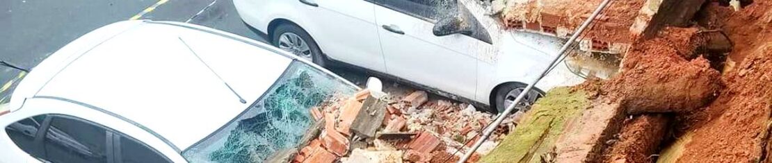 Imagem mostra os carros danificados pelo muro que desabou em Colombo.