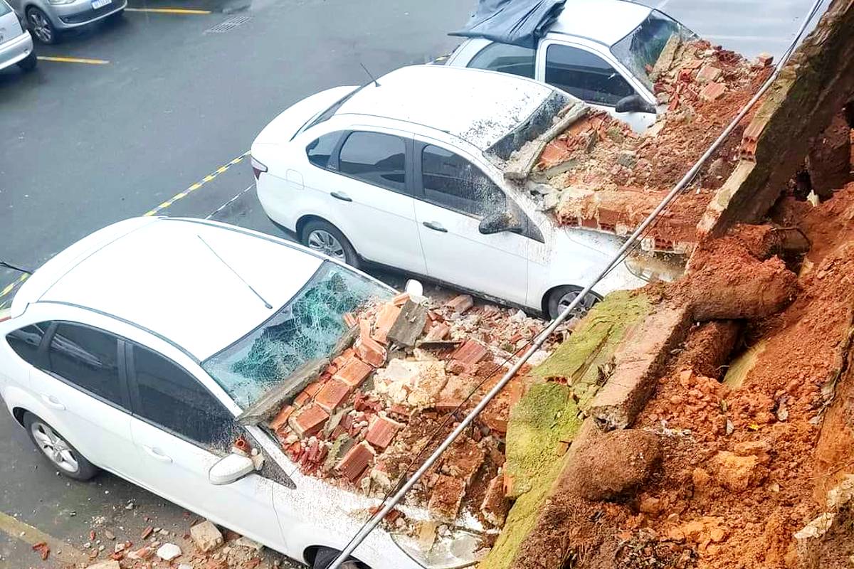 Imagem mostra os carros danificados pelo muro que desabou em Colombo.