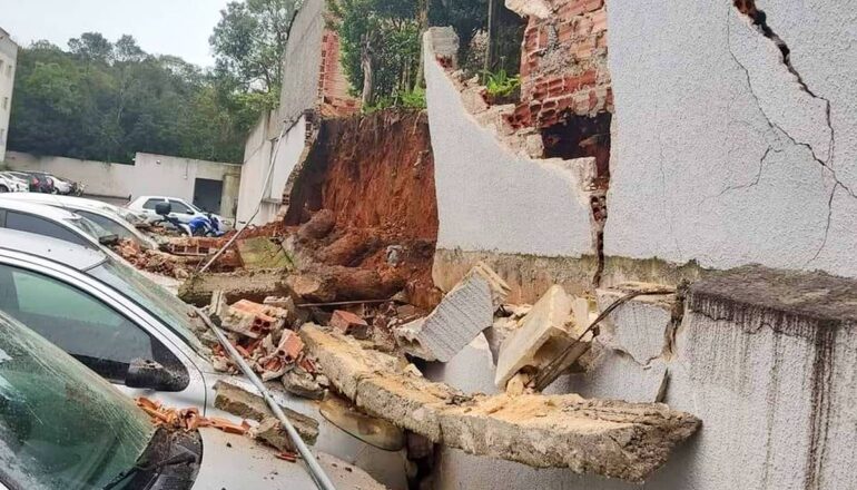 Imagem mostra o muro que desabou na região de Colombo.