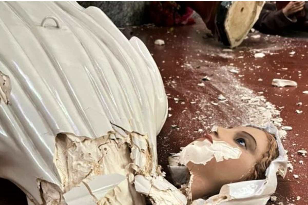 Imagem mostra que Homem suspeito de vandalizar imagens de santos no Paraná é preso.