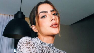 Imagem mostra Jade Picon recebe críticas por sotaque forçado em 'Travessia' e vira meme.