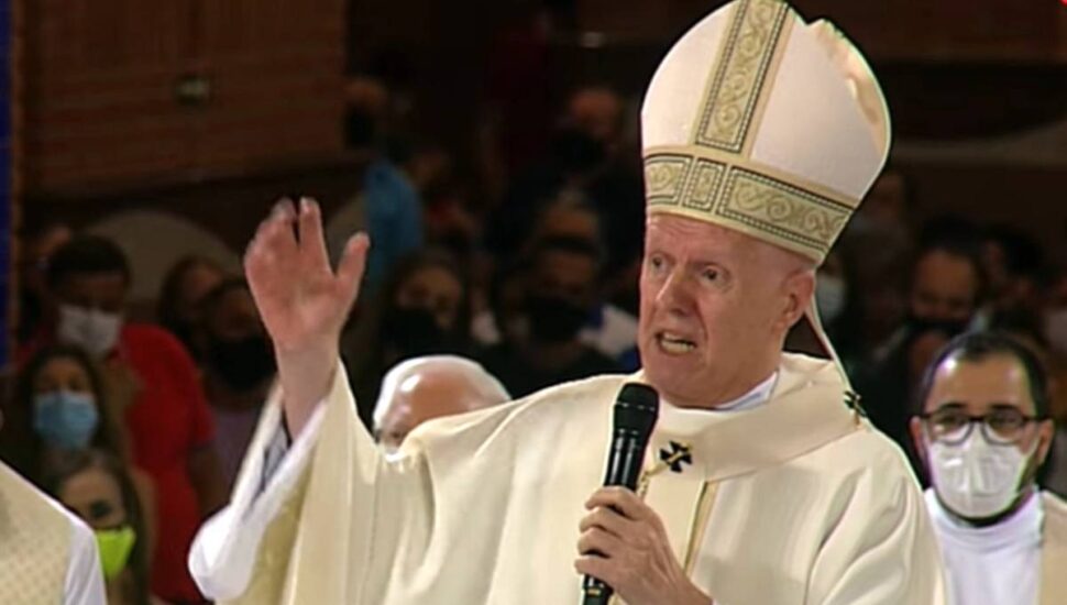 imgem mostra Dom Orlando Brandes falou de política em basílica superlotada. " É preciso vencer o ódio", disse.