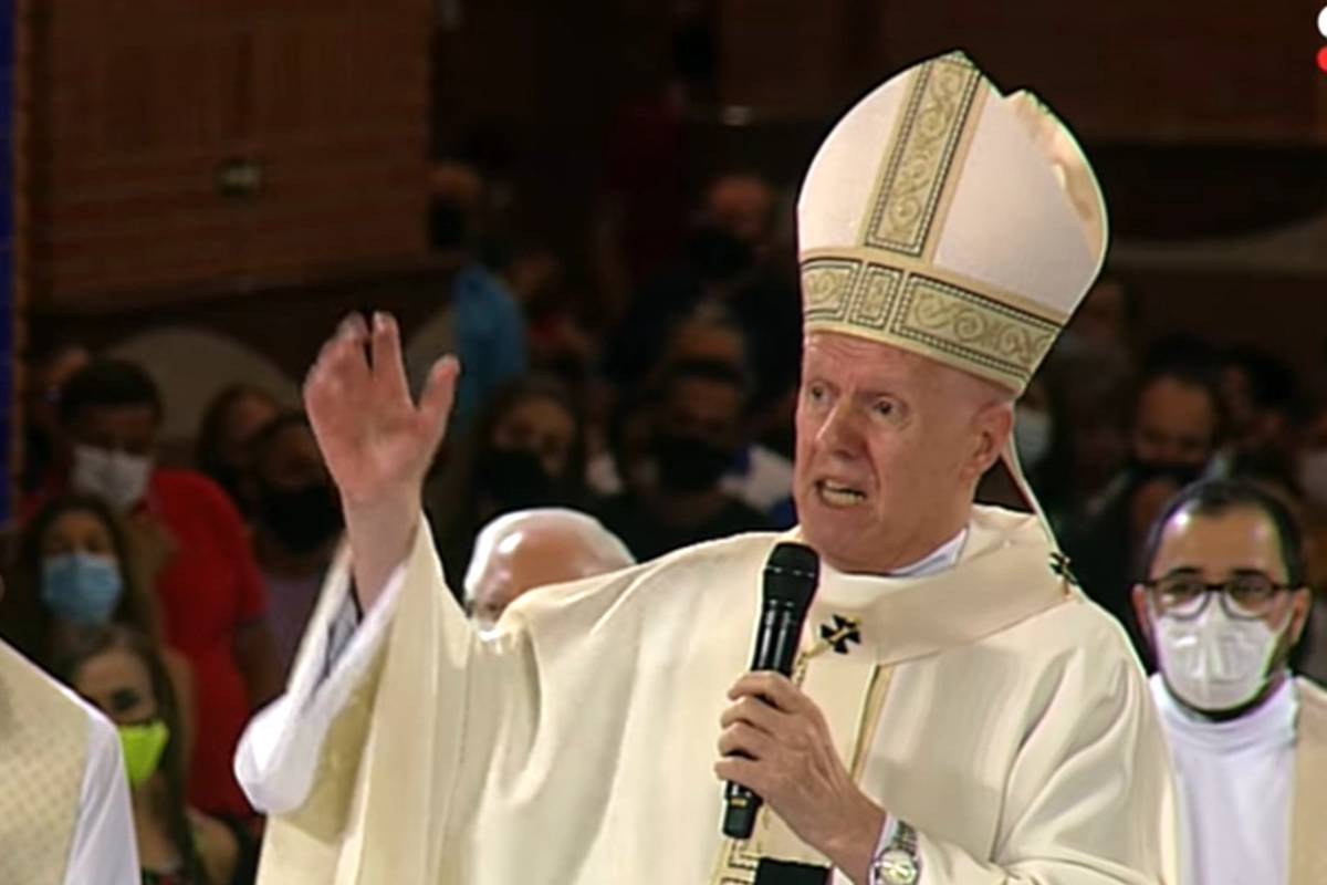 imgem mostra Dom Orlando Brandes falou de política em basílica superlotada. " É preciso vencer o ódio", disse.