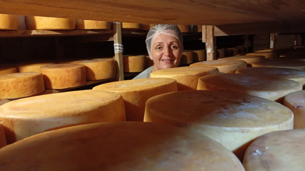 Rosane Borosky, produtora rural: queijaria conta com 24 produtos, entre versões do Queijo da Motta, queijos meia-cura e maturados, além de leite, nata, manteiga e iogurte (Foto: Arquivo Pessoal/Rosane Borosky)