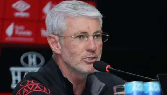 Athletico torna-se dependente de Hellmann. E vence a Chapecoense