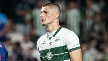 Coritiba renova com zagueiro por mais uma temporada