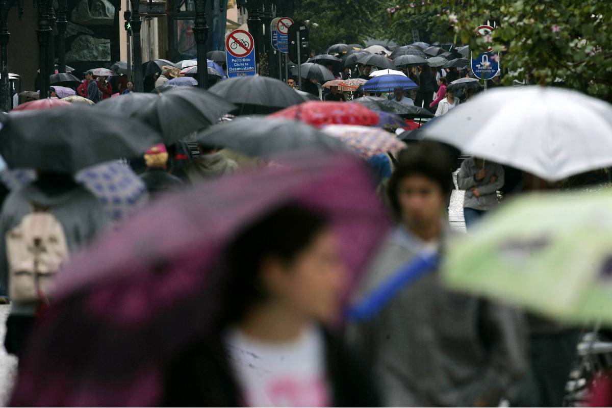 Imagem mostra a Rua XV de Curitiba, que fica lotada de guarda-chuva quando o tempo fica fechado e chuvoso.