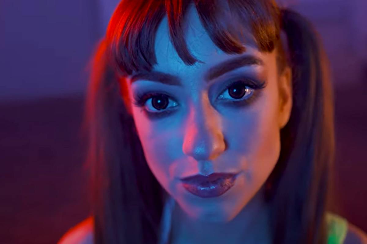 Imagem mostra a influencer Nadime, traz o autismo para o debate sob um diferente ponto de vista: o de quem tem o espectro.