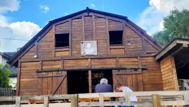 Este bar rústico em Curitiba virou sensação entre cervejeiros