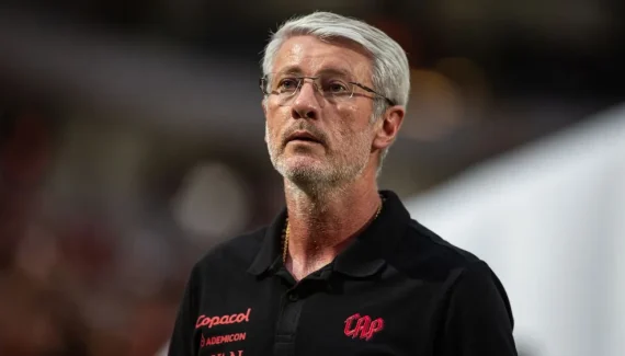 “Retranqueiro ficou lá na Arábia Saudita”: Técnico elogia Zapelli e maturidade do Athletico