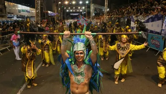 Carnaval de Curitiba atrai 20 mil pessoas em noite de desfiles