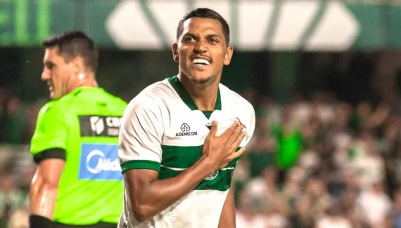 Com lei do ex, Coritiba comemora primeira vitória como mandante no Brasileirão