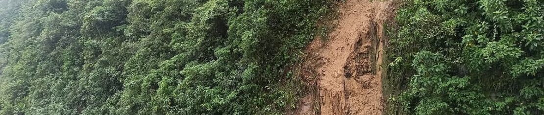 Foto mostra pedra e terra que deslizaram sobre a pista